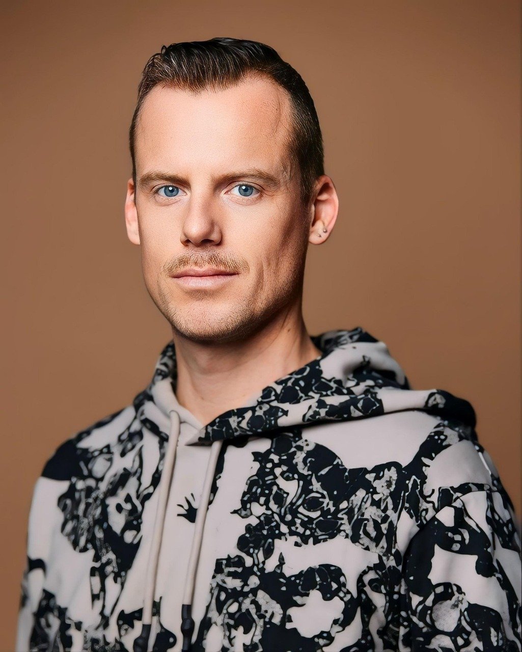 Inicio man, model, face, charming, look, good looking, beauty, pose, fashion, person, young, posing, portrait, handsome, gorgeous, looking, beautiful, people, adult, beard, headshot, profile pic, homosexual, hombre gay